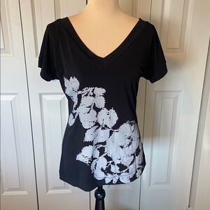 Outback Red V-Neck Black Top Floral Design Short Sleeve Women's Small Shirt